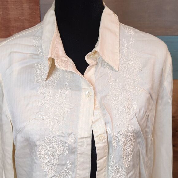 Size 14 super soft button-down blouse with embroidered details - Picture 2 of 5